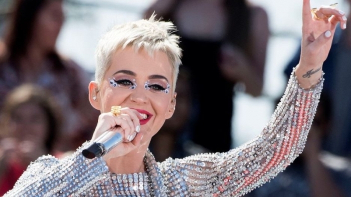 ABD'li şarkıcı Katy Perry, 100 milyon Twitter takipçilerine ilk gözüyle bakılıyor