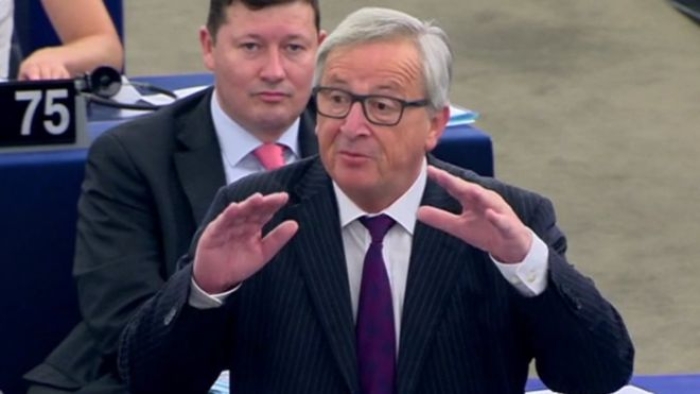 AB'nin Juncker, boş Avrupa Parlamentosu'na gülünç