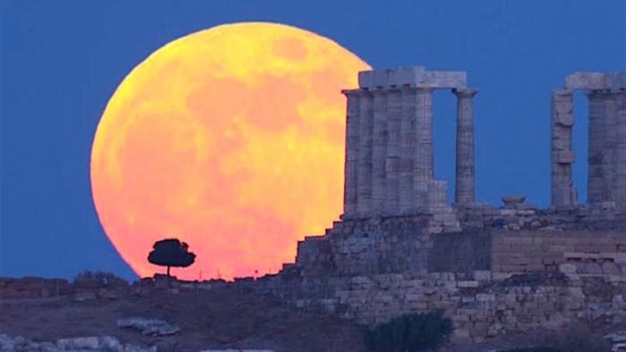 Atina Ağustos Dolunay ve Pazartesi günü Kısmi Eclipse Hazırlanıyor