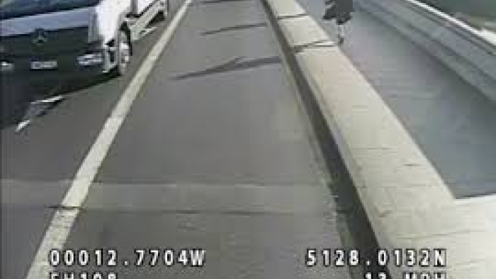 Putney Köprüsü: Adam kadını otobüsün altına itiyor