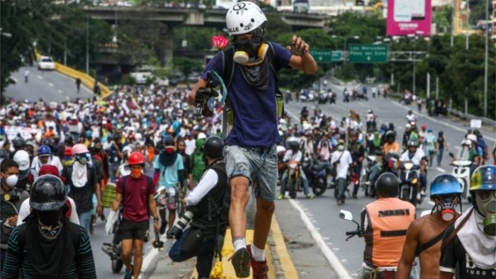 Venezüela: Şiddet, Maduro karşıtı motorlu protesto gösterisinde parladı