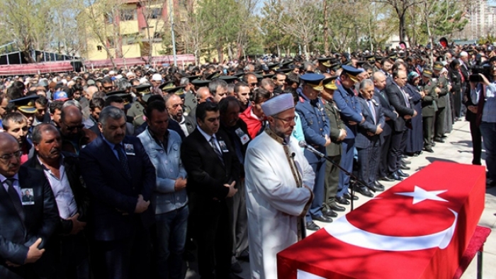 Şehit uzman çavuş toprağa verildi