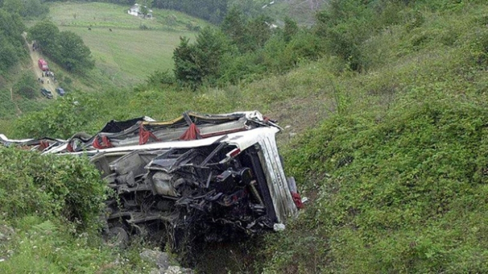 Uçuruma yuvarlanan otobüs 27 kişiye mezar oldu