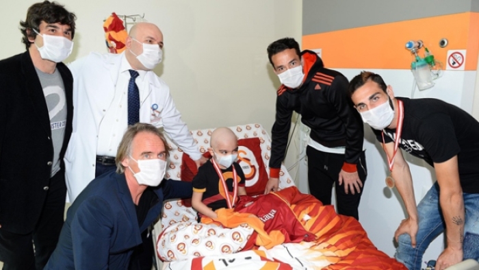 Kanser tedavisi gören çocuklara anlamlı ziyaret