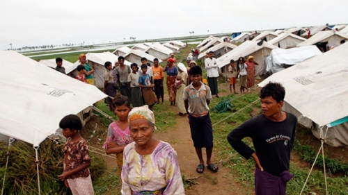 Arakanlı Müslümanların kampında 56 barınak kül oldu