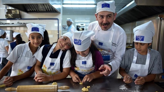 Öğrenciler İtalyan şefle birlikte yemek yaptı