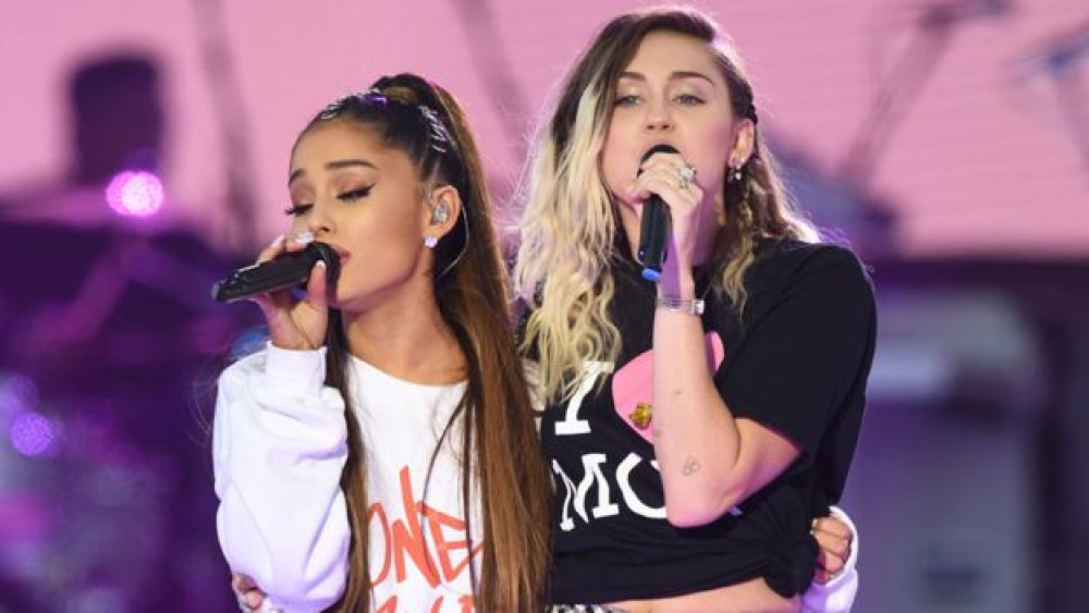 Bir Aşk Manchester: Joy, fayda konserinde acıyla parlıyor
