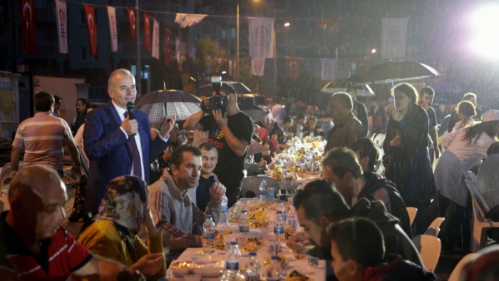 Büyükşehir’den 2 mahallede 5 bin kişiye iftar