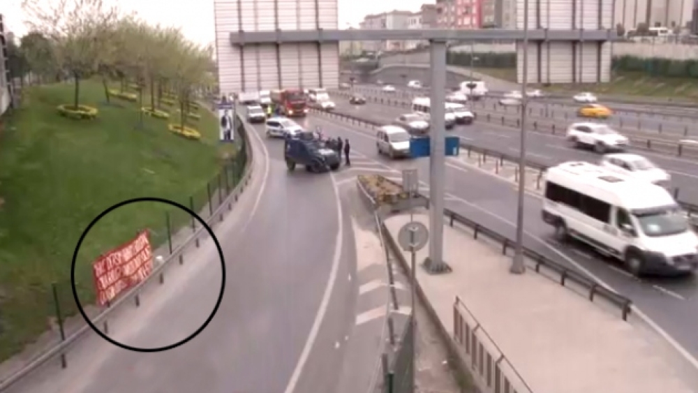 İstanbul'da 'Bombalı pankart' paniği