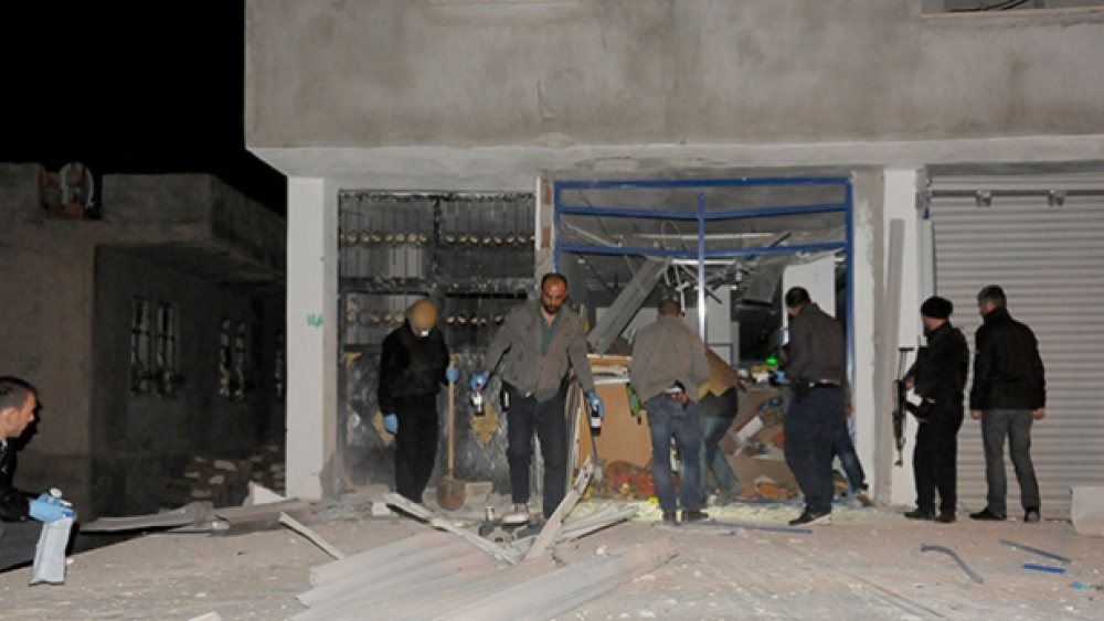 Batman'da markete bombalı saldırı