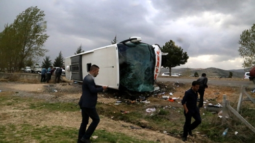 Yolcu otobüsü ile otomobil çarpıştı: 1 ölü, 40 yaralı