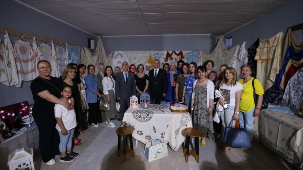 Kadınlar el emeği göz nuru eserlerini sergiledi